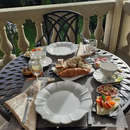 La Lauzeraie Bed & Breakfast *
